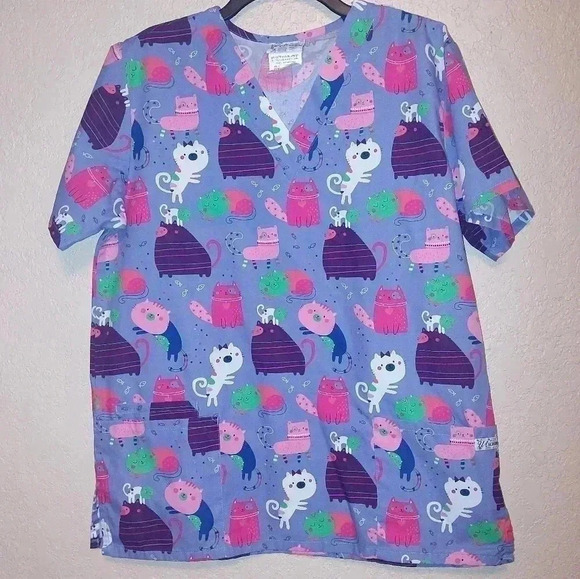 UA Scrubs Purple Cat Print V-Neck Scrub Top Size M 3 pockets - Picture 1 of 7